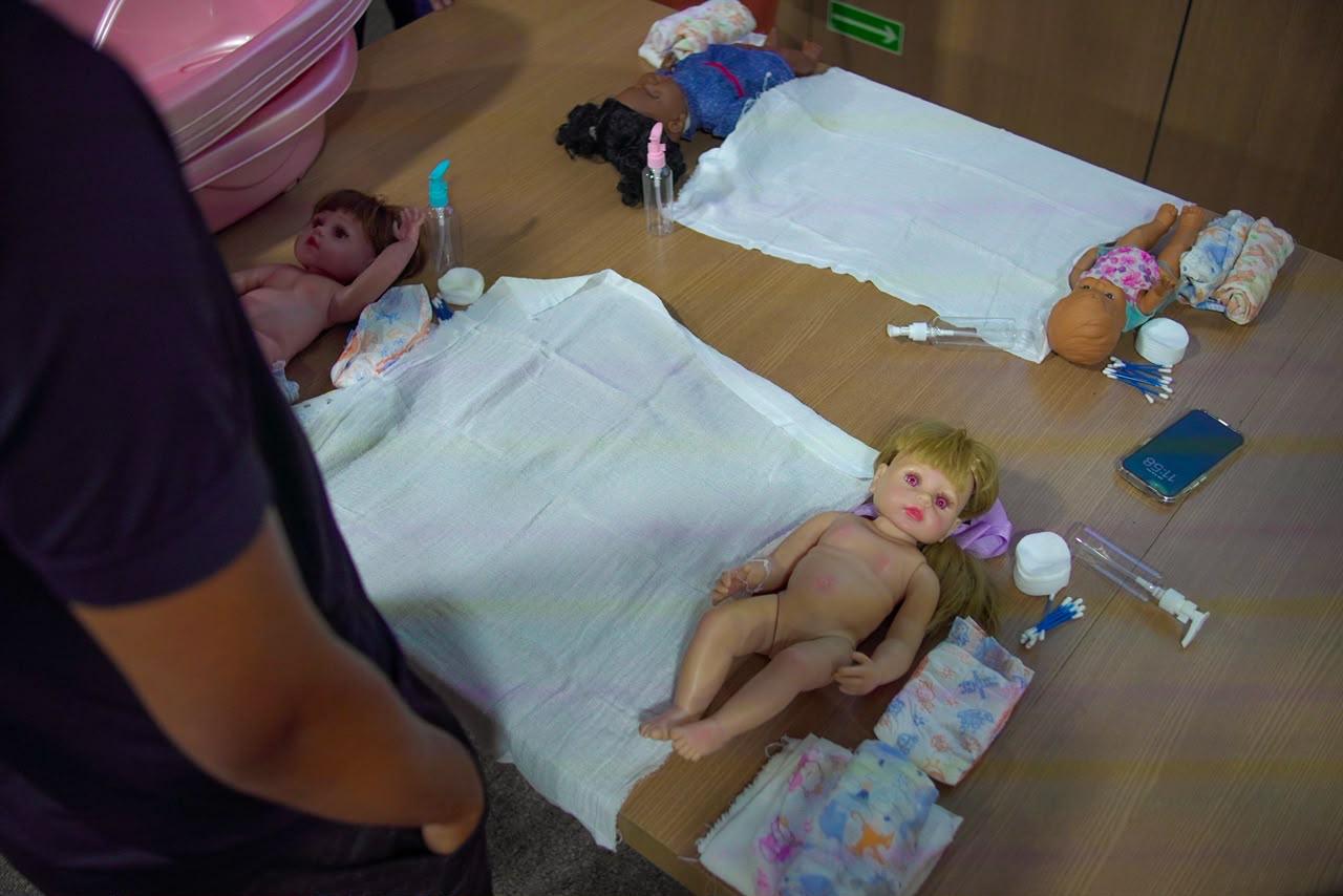 Kits de cuidados com o bebê organizados para a oficina prática