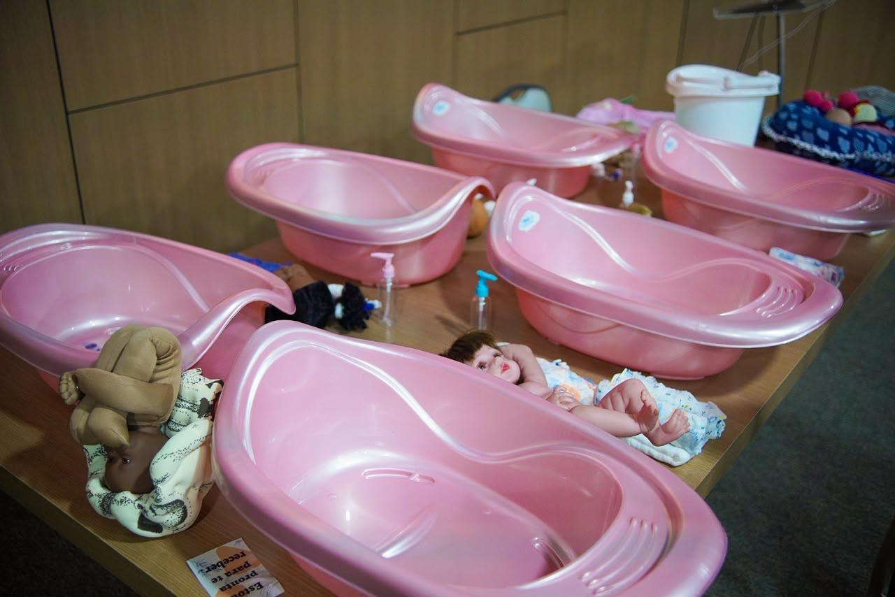 Banheiras preparadas para a prática de banho do bebê