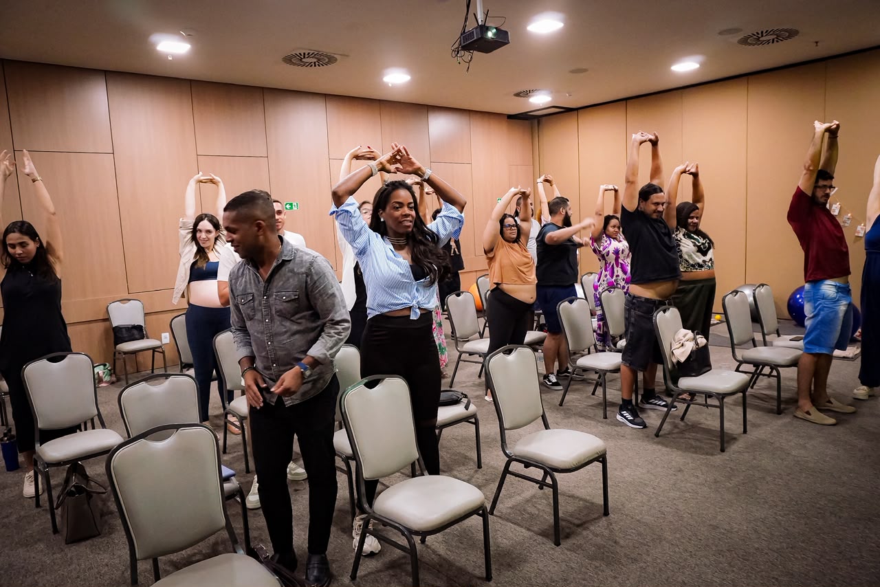 Gestantes e acompanhantes em dinâmica de preparação corporal