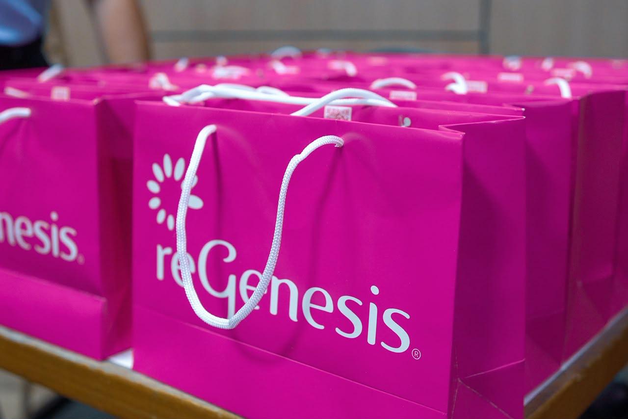 Sacolas de brindes do parceiro reGenesis entregues às participantes