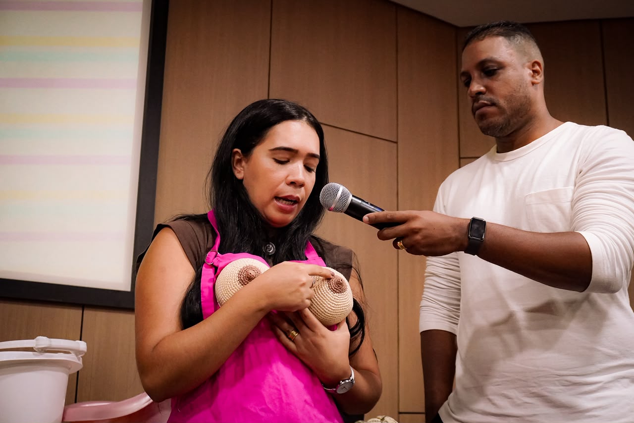 Demonstração prática de amamentação durante a palestra